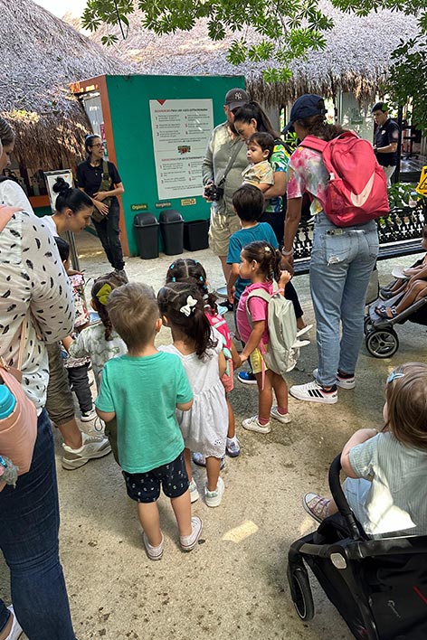 Montessori, educación personalizada, ambiente preparado, aprendizaje autónomo, desarrollo integral, método Montessori, respeto por el niño, actividades sensoriales, libertad dentro de los límites, comunidad de aprendizaje.