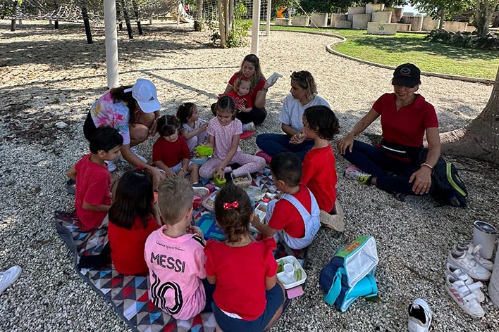 Montessori, educación personalizada, ambiente preparado, aprendizaje autónomo, desarrollo integral, método Montessori, respeto por el niño, actividades sensoriales, libertad dentro de los límites, comunidad de aprendizaje.