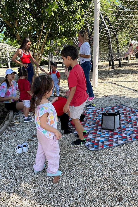 Montessori, educación personalizada, ambiente preparado, aprendizaje autónomo, desarrollo integral, método Montessori, respeto por el niño, actividades sensoriales, libertad dentro de los límites, comunidad de aprendizaje.